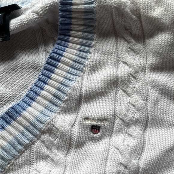 Thin knitted crewneck sweater, size medium with small embroidery on left chest - Picture 3 of 3